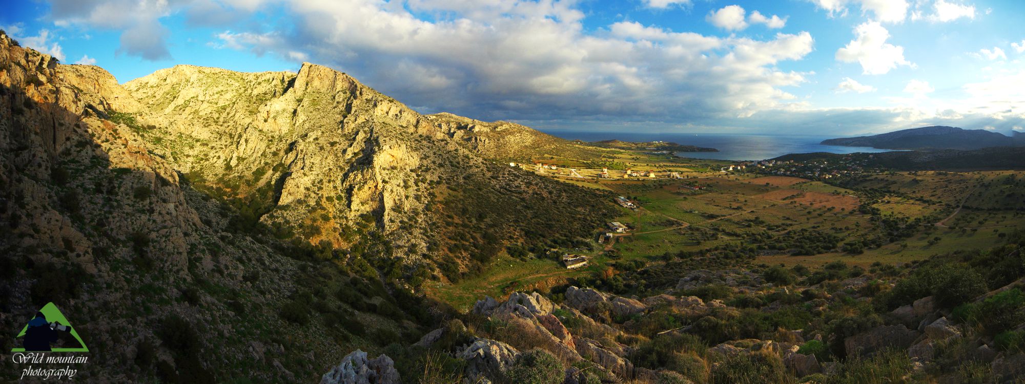 Πεζοπορία στη Λαυρεωτική: Το φαράγγι Βαθύ Σπληθάρι, ο Χάρακας και η ακτή προς το Σούνιο. Δεξιά η νησίδα Πάτροκλος
