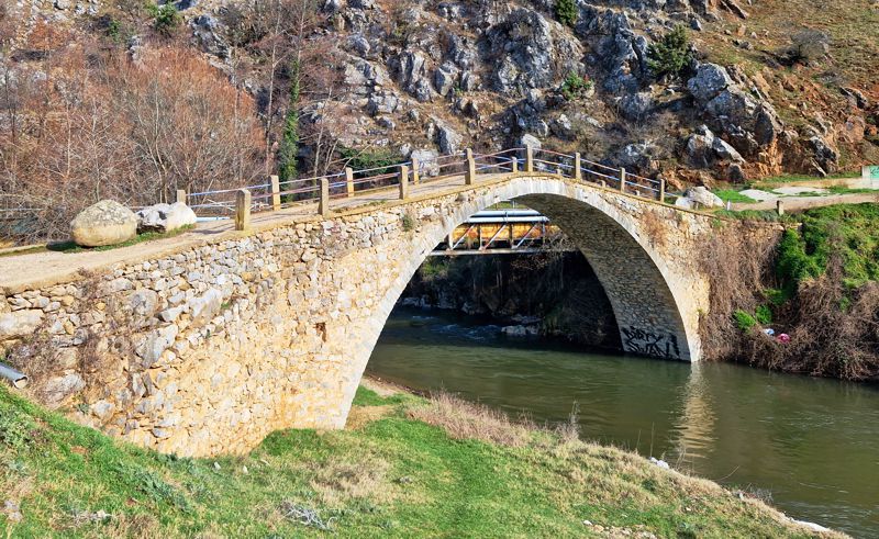 Τα μονοπάτια της Αγίας Τριάδας: Το γεφύρι της Κορομηλιάς