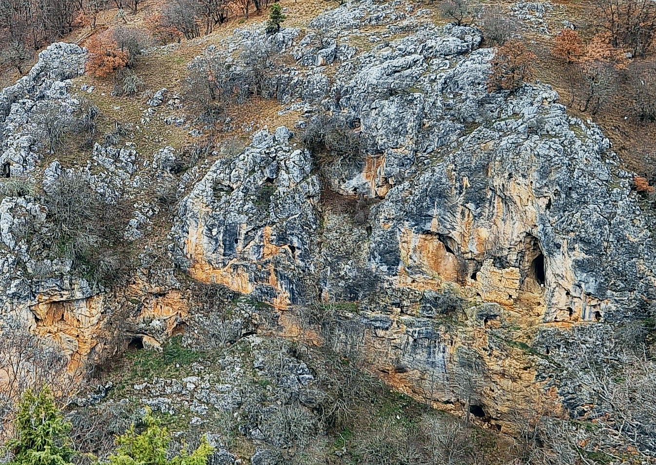 Τα μονοπάτια της Αγίας Τριάδας: Ο σχηματισμός με τις σπηλιές και τον πύργο στο φαράγγι της Κορομηλιάς