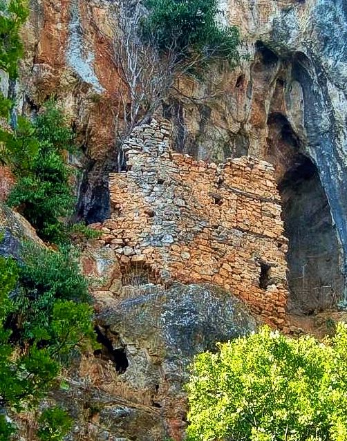 Τα μονοπάτια της Αγίας Τριάδας, Κύκλος στο φαράγγι της Κορομηλιάς: Ο πύργος της Κορομηλιάς