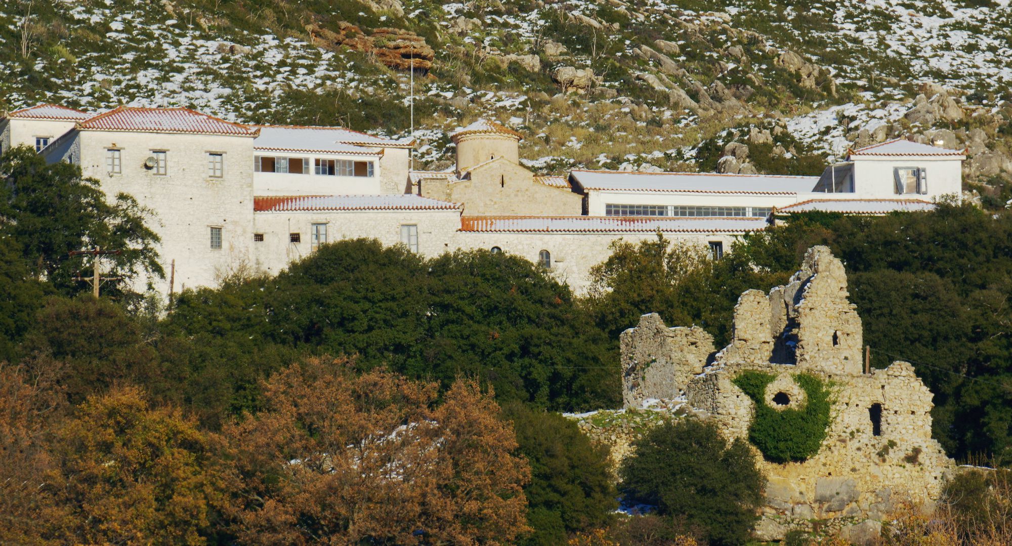Μοναστήρια της Αβίας: Το συγκρότημα της μονής Δήμιοβας. Στο πρώτο πλάνο διακρίνεται ο πύργος της μονής
