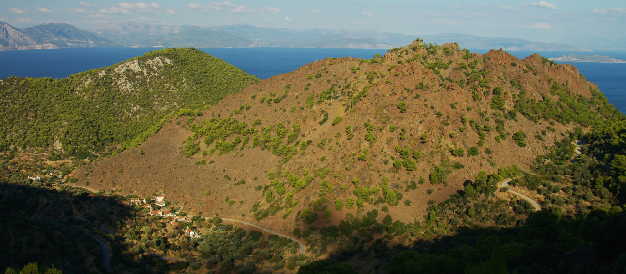Η βλάστηση των Μεθάνων: Ο ηφαιστειακός κώνος της Καμμένης καλύπτεται από χαμηλά φρύγανα και αραιά πεύκα