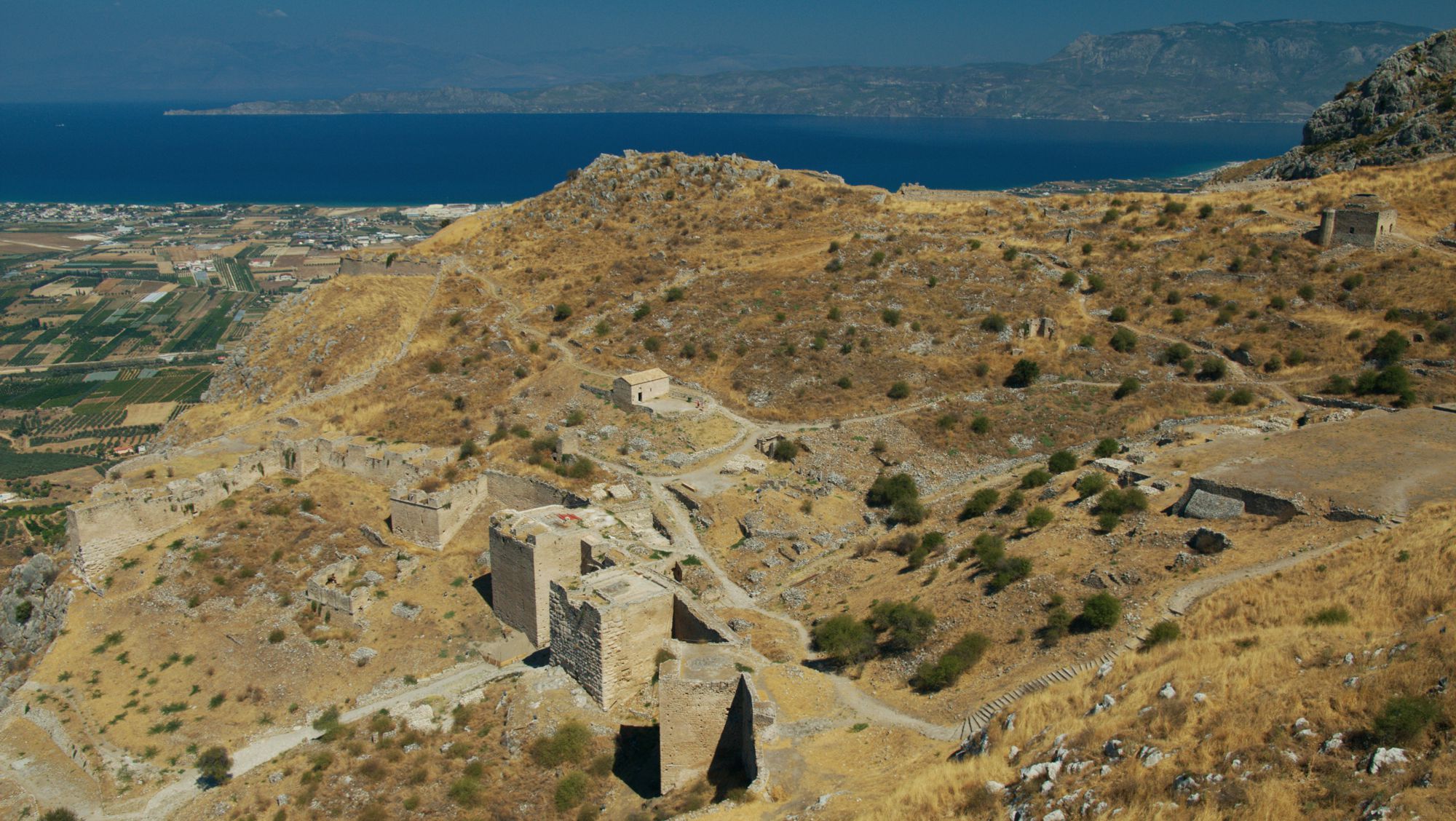 Ακροκόρινθος: Η ζώνη της κύριας πύλης του κάστρου της Ακροκορίνθου. Στο βάθος τα Γεράνεια Όρη
