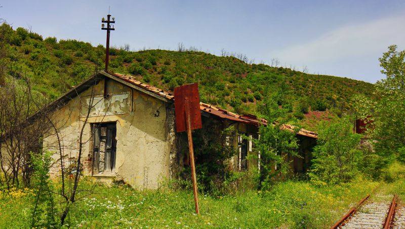 Αρκαδικά Μονοπάτια: Το κυρίως κτήριο του σιδηροδρομικού σταθμού του Ίσαρη