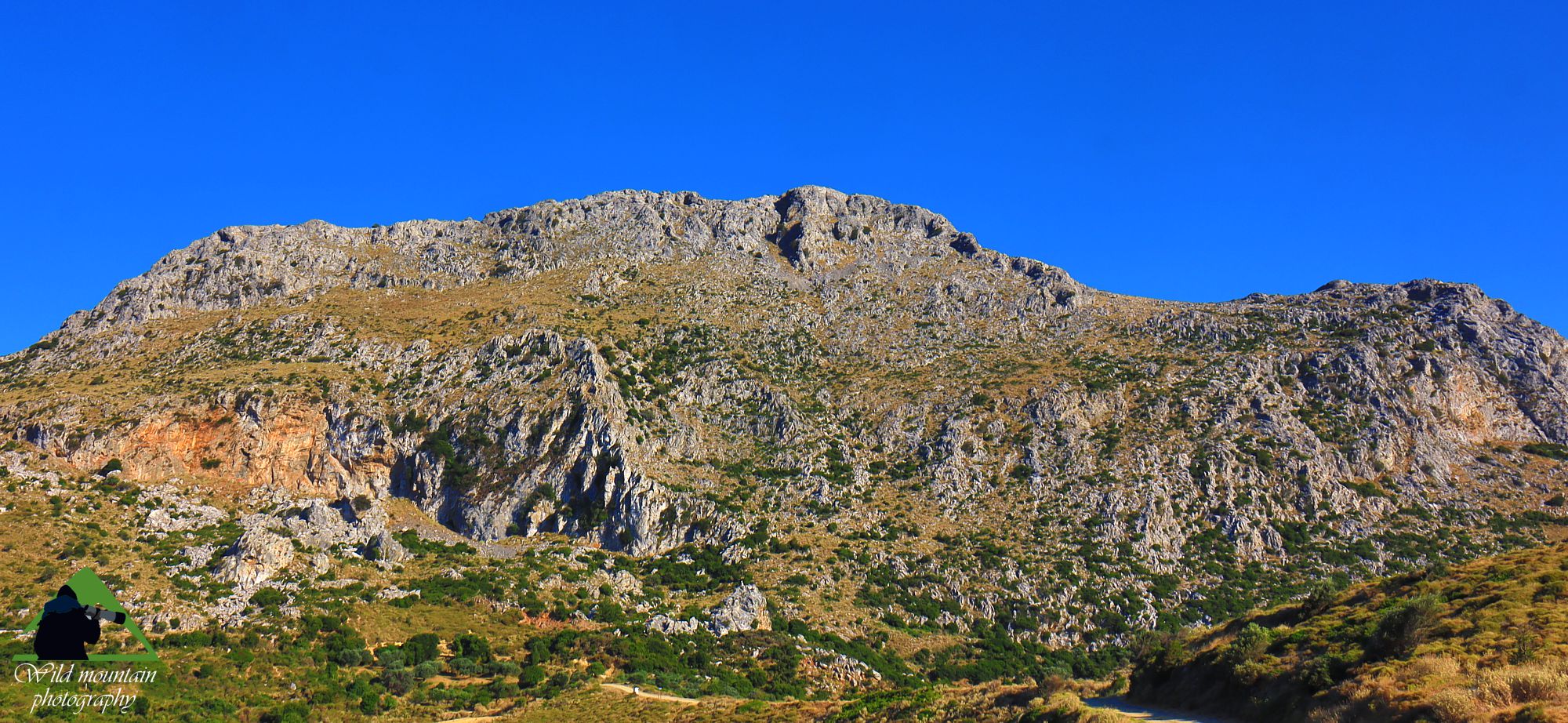 Η Οκτωνιά ξεχωρίζει με τη βλοσυρή ΒΔ ορθοπλαγιά της κορυφής