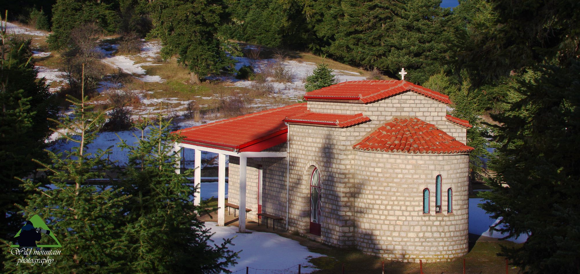 Τα μονοπάτια του Τυμφρηστού. Ο προορισμός της διαδρομής «Καταφύγιο Βελουχιού-Συμπεθεριακό-πέρασμα Κατσαντώνη»: το ξωκλήσι του Αγίου Αθανασίου
