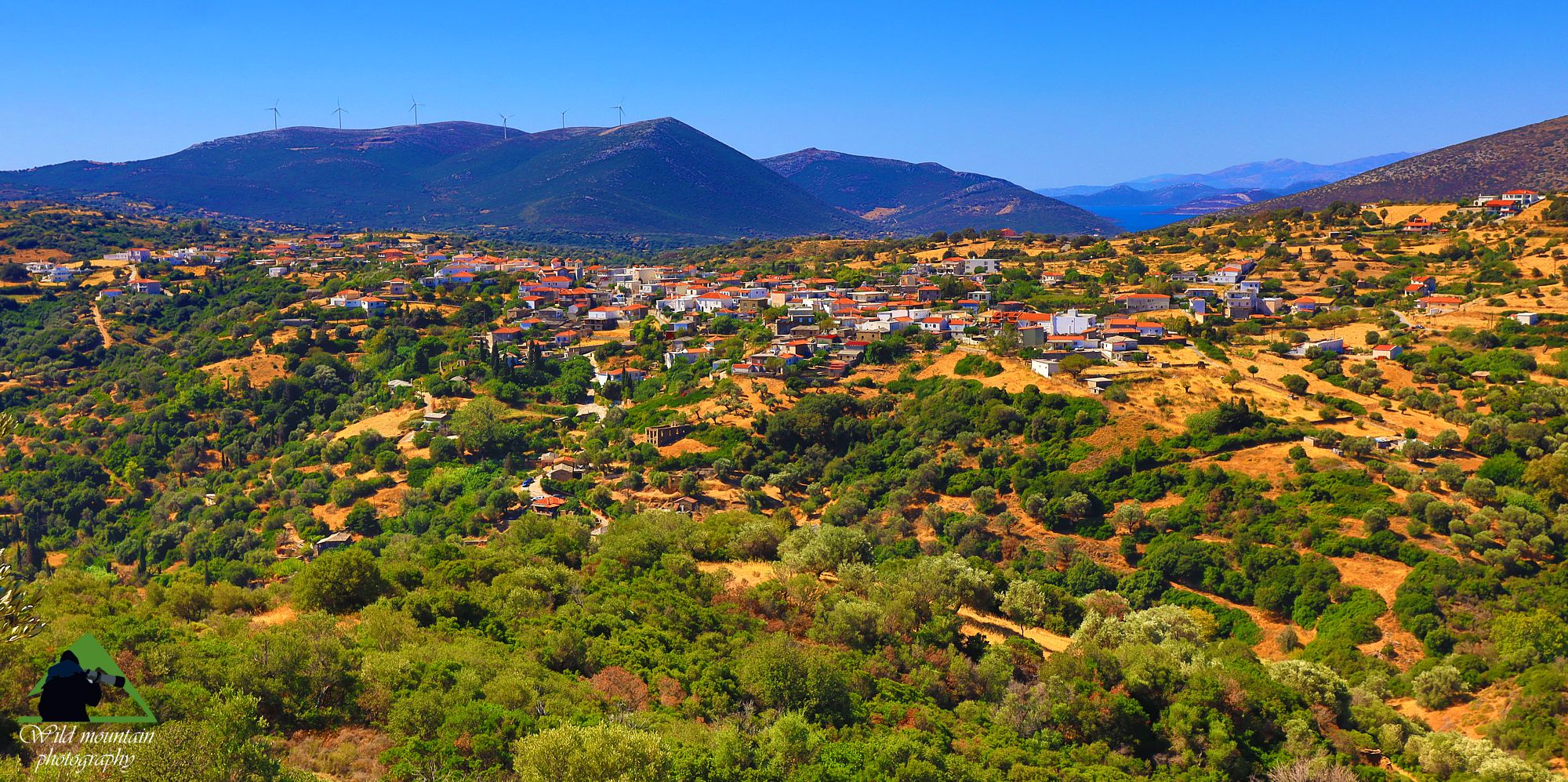 Όρη Ζαράκων: Το χωριό Ζάρακες με το Μεγάλο Βουνό στο βάθος