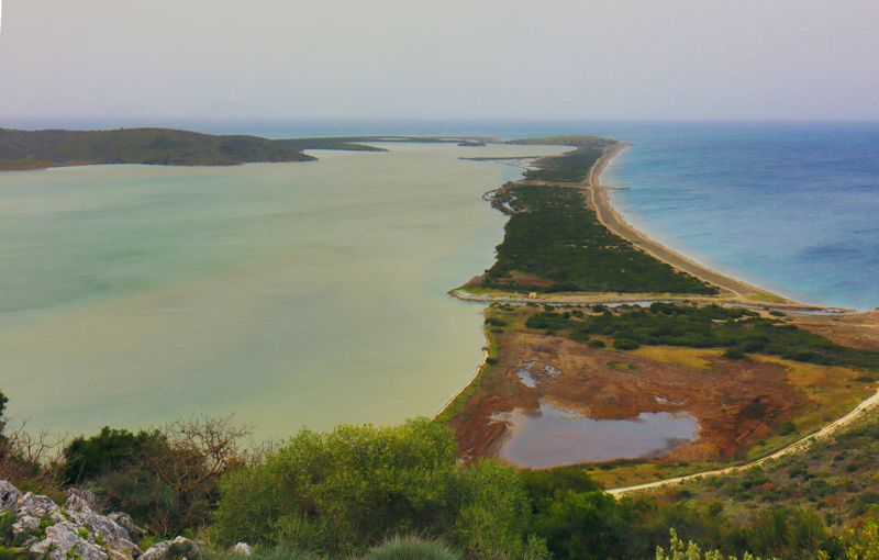 Εθνικό Πάρκο Κοτυχίου-Στροφυλιάς: H λίμνη Πάπα εκτείνεται μέχρι το ακρωτήρι του Άραξου
